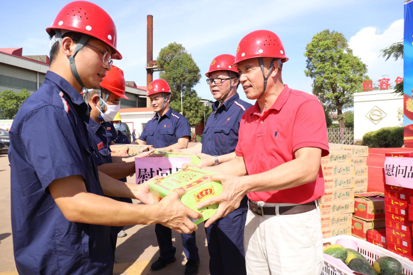 暖心！柳州市總工會(huì)、柳鋼集團(tuán)工會(huì)送來(lái)陣陣清涼
